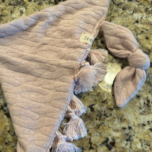 Only worn once light pink sweater fabric dog bandana with matching bow - Picture 3 of 3